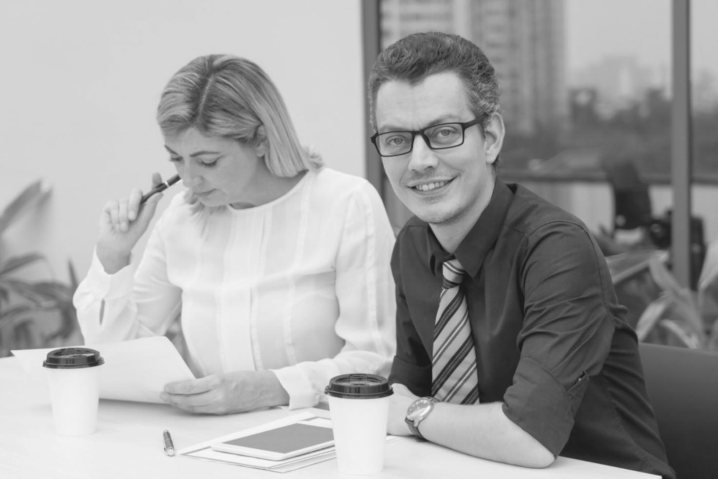 Consultation financière en cours avec documents et calculatrices