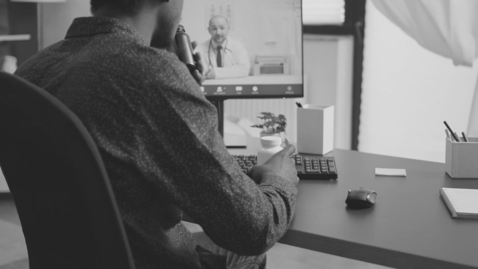 Bureau de conseil financier chaleureux avec documents et calculatrice